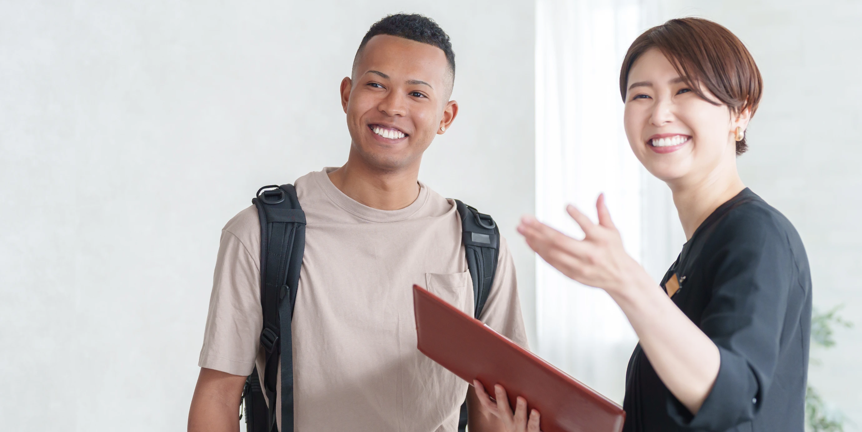 外国人材と受け入れ企業のスタッフ